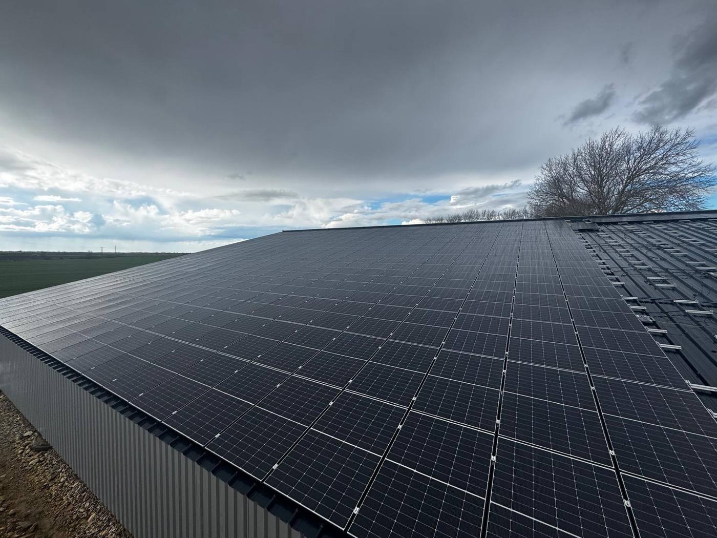 Toiture de hangar équipée de panneaux solaires